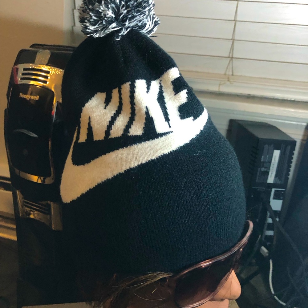 Nike Event Women’s Black White  Logo Pom Knit Beanie Winter Hat Size One